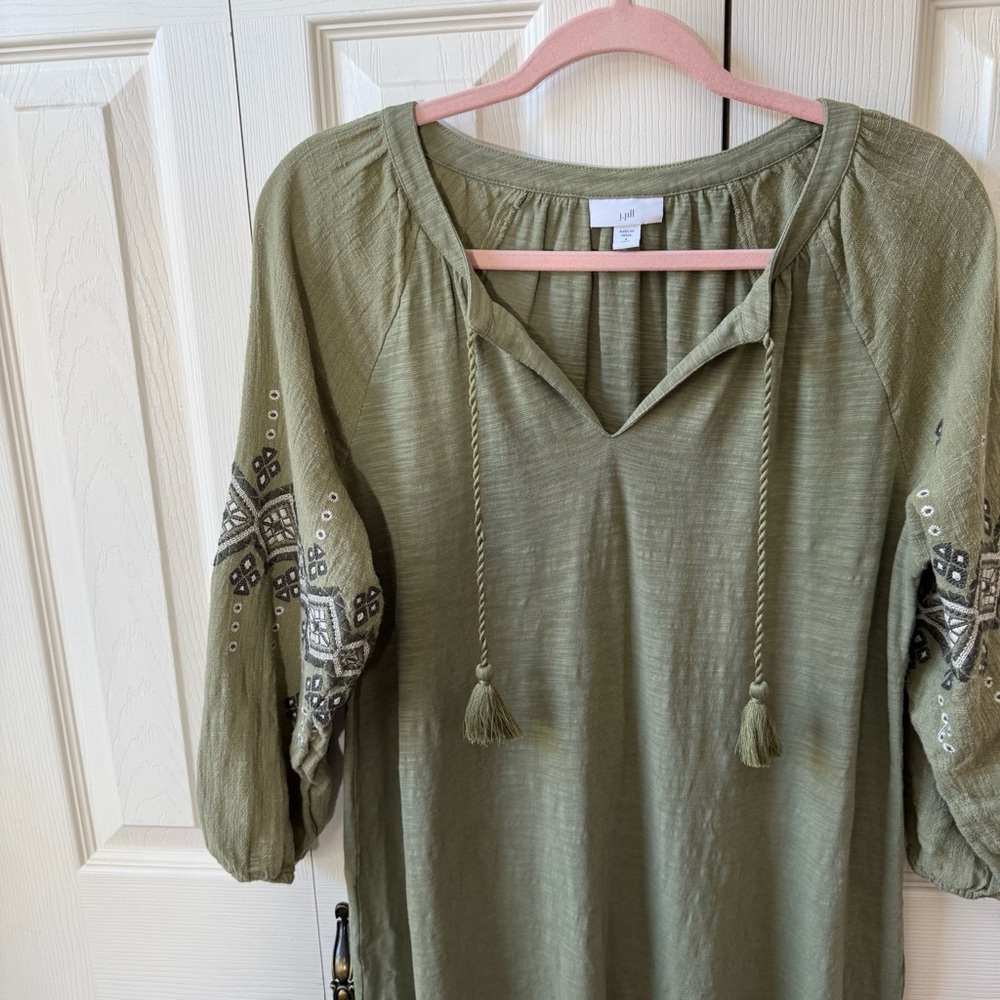 J.Jill Olive Green Boho Embroidered 3/4 Sleeve Tunic Top Tassel V-Neck Size S - Picture 6 of 11